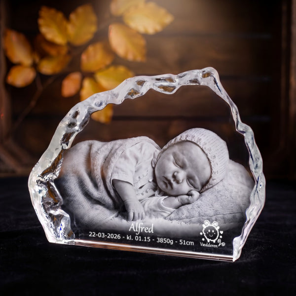 Isbjergformet glasblok i krystalglas med 3D-lasergraveret sovende baby og fødselsdata