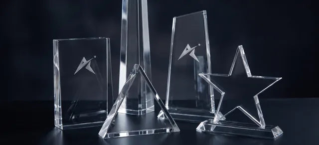 Udvalg af awards i krystalglas: prisme, obelisk, trekant, tårn og stjerne