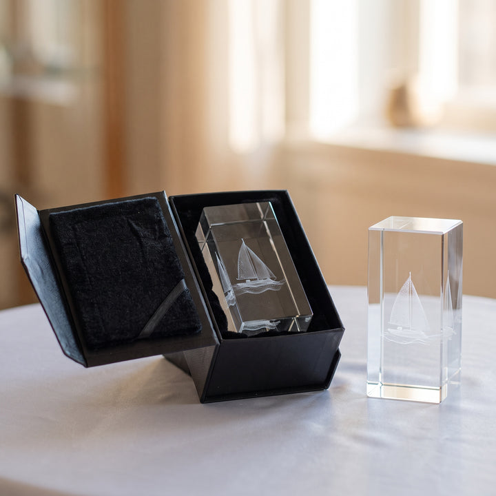 Høj glasblok 5 x 5 x 10 cm i åben sort gaveæske