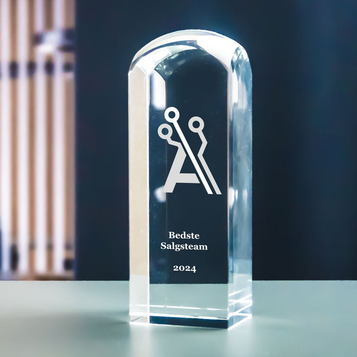Høj award i krystalglas med afrundet top, lasergraveret logo og tekst
