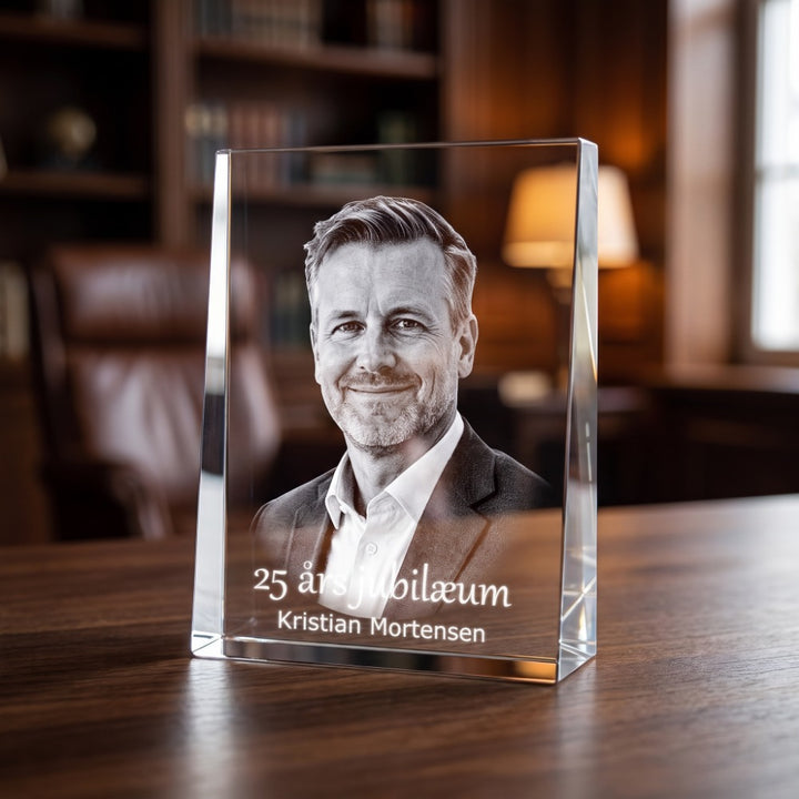 Prism award i krystalglas med 3D-lasergraveret portræt af mand og tekst til 25 års jubilæum