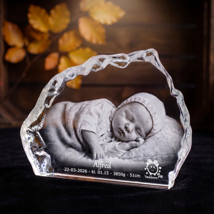 Isbjergformet glasblok i krystalglas med 3D-lasergraveret sovende baby og fødselsdata