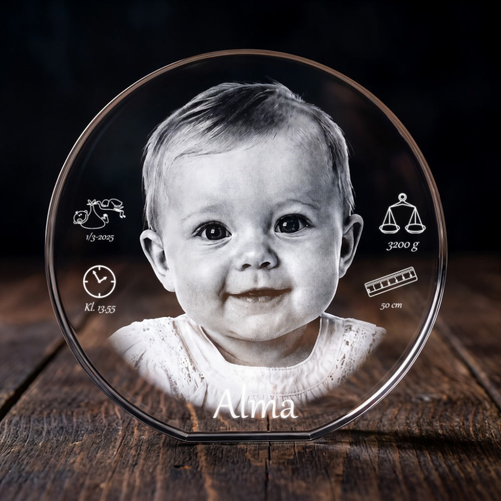 Rund glasblok i krystalglas med 3D-lasergraveret baby, navn og fødselsdata med ikoner
