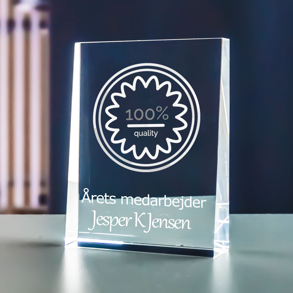Prism award i krystalglas med 2D-graveret logo og teksten Årets medarbejder