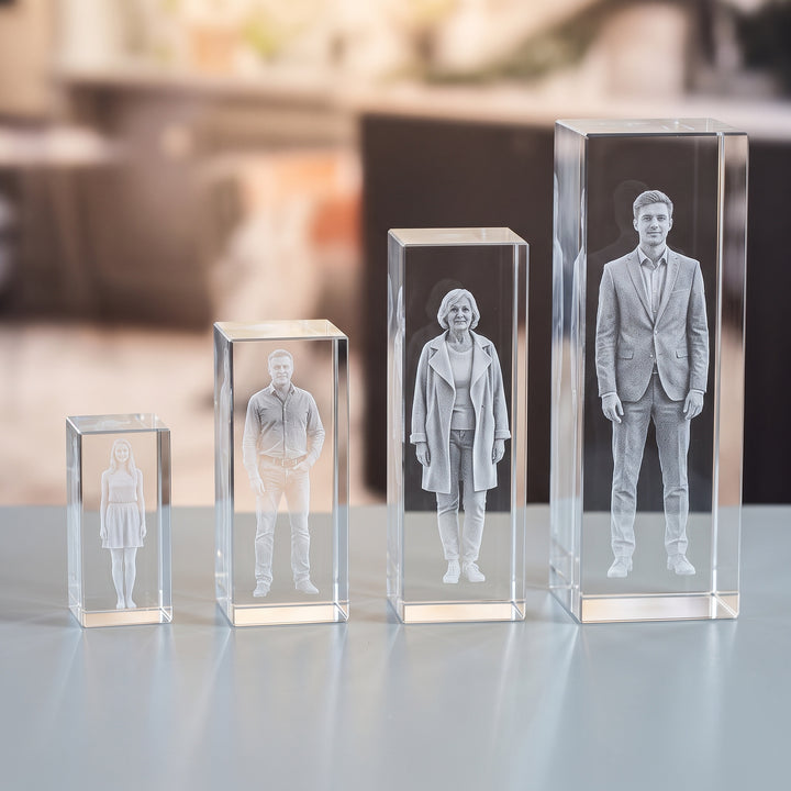 Høje rektangulære glasblokke i fire størrelser med 3D-graverede personer